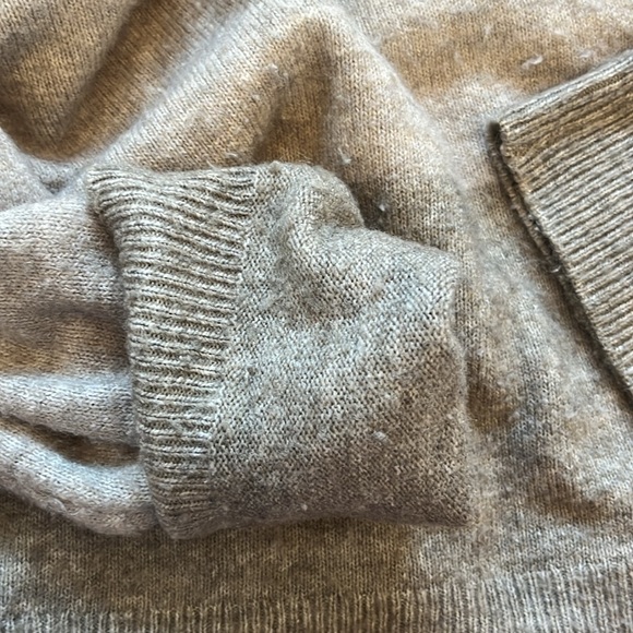 This is an H&M cream striped sweater in size Xsmall - Picture 4 of 4